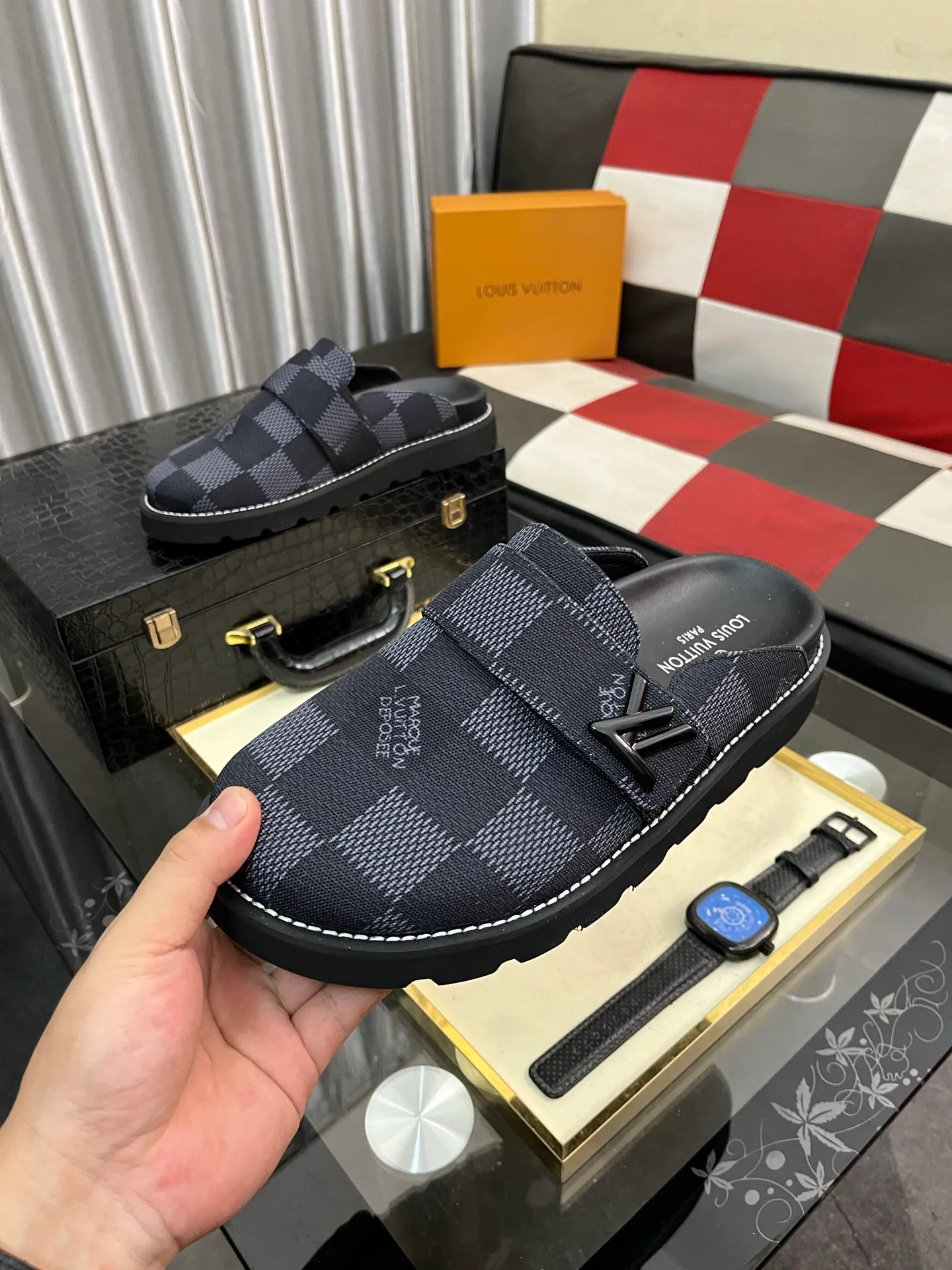 Men's men's shoes 💰420⌚️⌚️lv new Baotou half-slippers winterbreak comfert flat slippers lv letter and monogram floral embellished leather pattern, with sheepskin lining, suitable for indoor and outdoor wear. The water table is made of high-density foam material, which is light and comfortable. The sole has a certain thickness and the anti-aging effect is also good! Premium size: 38-444️⃣Colors available